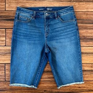 🆕 NWOT - frayed hem bermuda shorts.